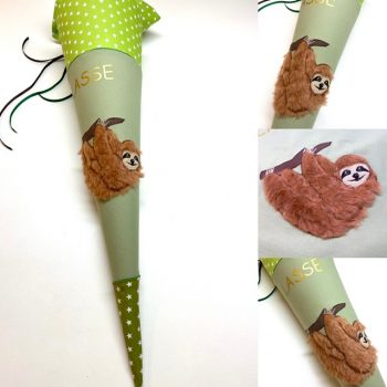 Schultüte mit flauschigem Faultier am Baum