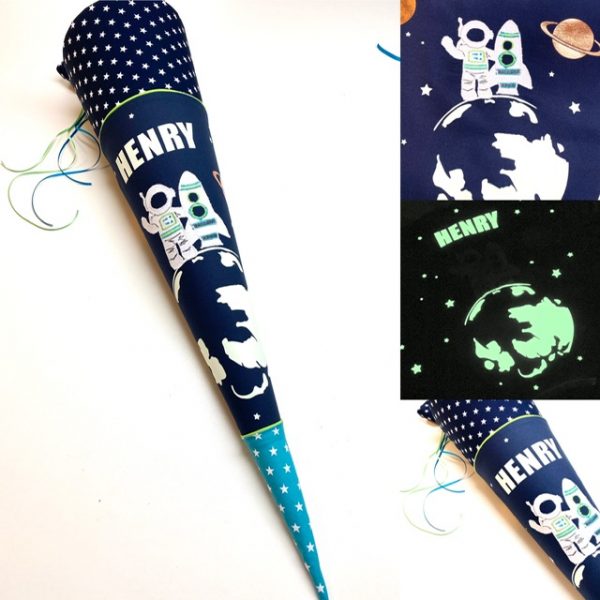 Schultüte Weltall mit Astronaut und Rakete, Mondmission, leuchtender Mond