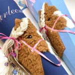 Schultüte mit Pferdekopf aus Fell und Perlen im Haar