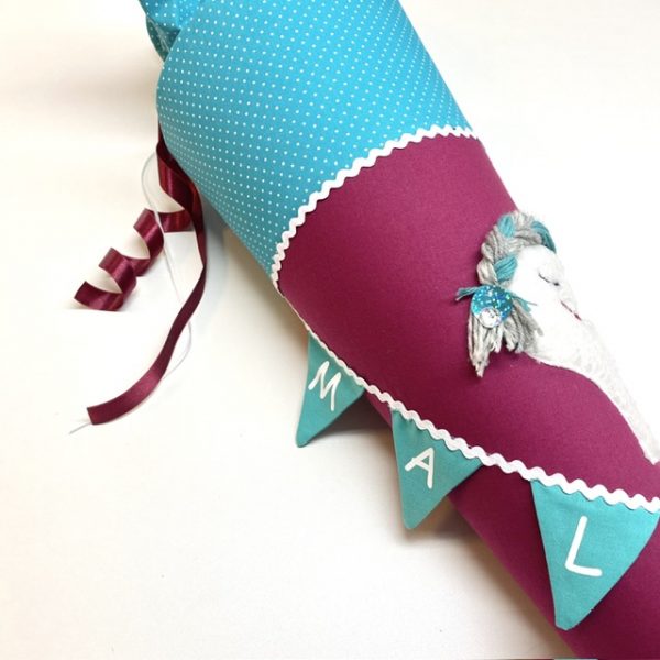 Schultüten aus Stoff mit Wimpelkette, Wimpel mit Namen und Einhorn