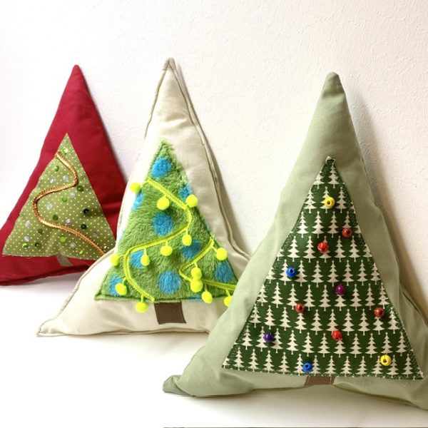 Tannenbäume mit Perlen und Pailletten geschmückt, Kissen Deko Fensterschmuck